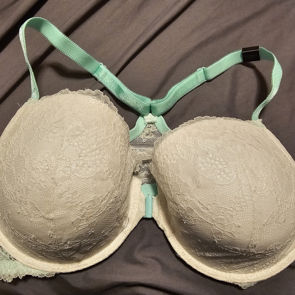 VS 38DD lace bra with front closure
